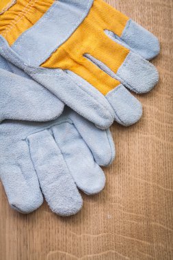 çok yakın bakış üzerinde ahşap kurullarında koruyucu eldivenler