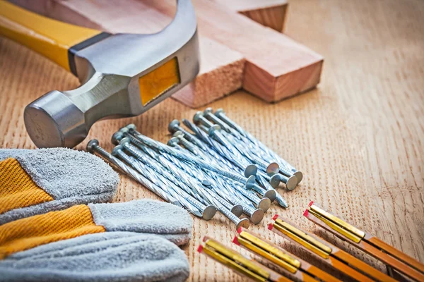 Vista da vicino sugli utensili da falegnameria su tavola di legno — Foto Stock