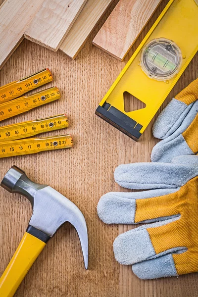 Composizione di utensili da falegnameria su tavole di legno — Foto Stock