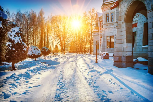 Восход солнца возле сказочного здания instagram stile — стоковое фото