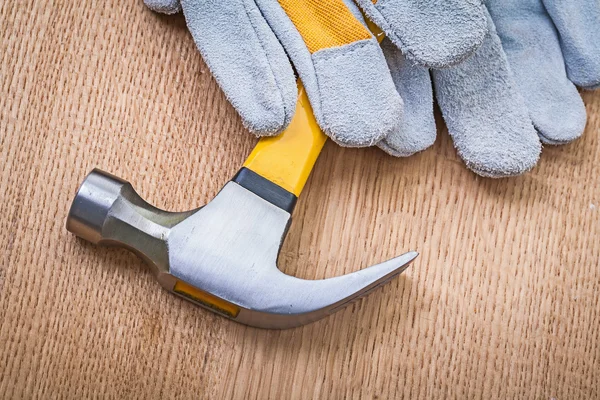 Very close up view on claw hammer and protective gloves on woode — Stock Photo, Image