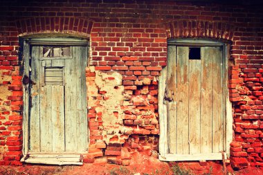 İki eski kapılar ve tuğla duvar instagram stile