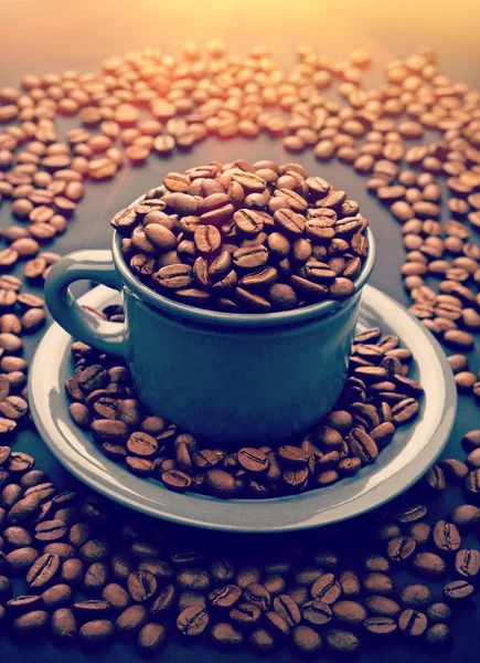 Квасоля кави в кухольній тарілці і настільний інстаграм — стокове фото