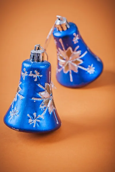 Boże Narodzenie zabawki na brązowym tle niebieski — Zdjęcie stockowe