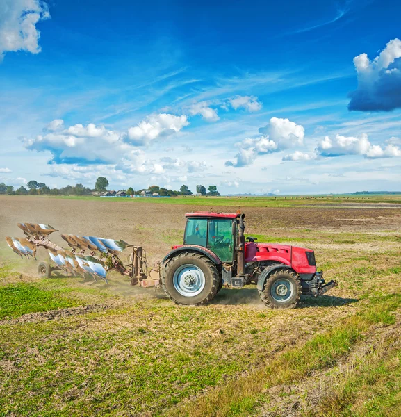 Jordbruk bearbetning traktor med plog — Stockfoto
