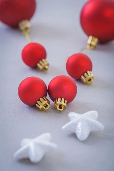 Boules rouges de Noël et étoiles blanches — Photo