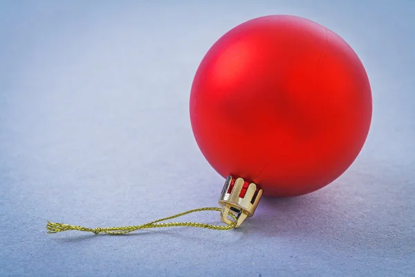 Einzige rote Weihnachtskugel — Stockfoto