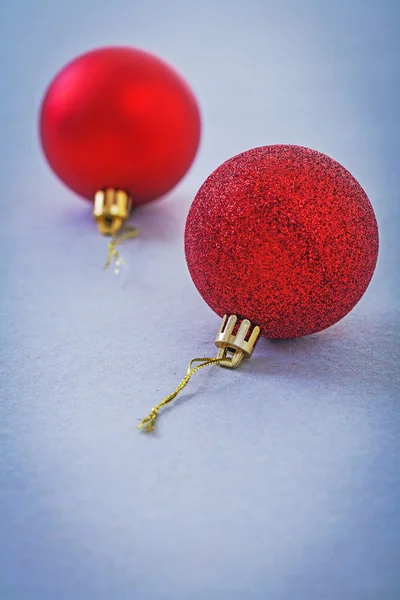 Dvě červené vánoční ozdoby — Stock fotografie