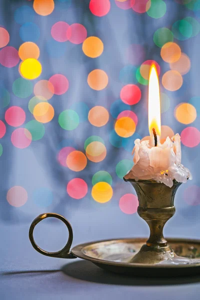 用燃烧的蜡烛的老式烛台 — 图库照片