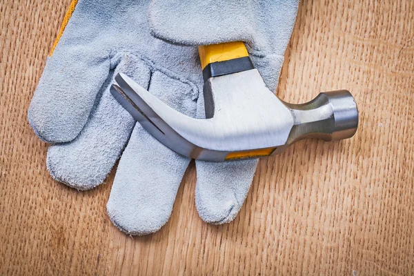 Construction protective glove and claw hammer — Stock Photo, Image