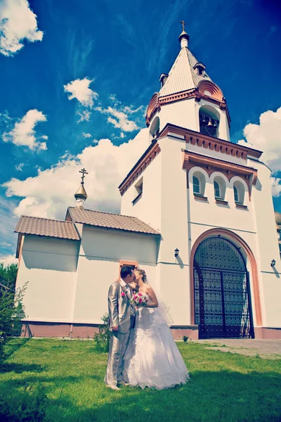 Onlangs trouwde met kussen — Stockfoto