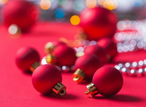 Pequenas bolas de Natal vermelhas — Fotografia de Stock