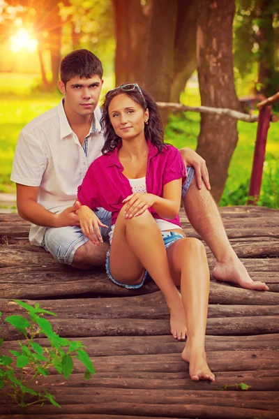 Pareja sentada en el puente —  Fotos de Stock