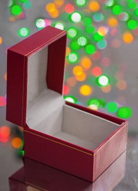 Kırmızı hediye kutusu açıldı