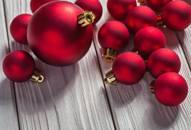 Kızıl Noel baloları