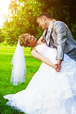Gelin ve damat parkta