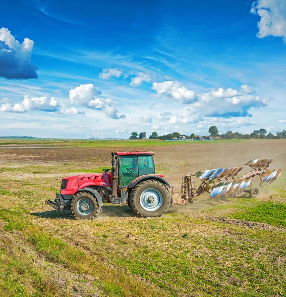 Landbouw weergave trekker met plough — Stockfoto
