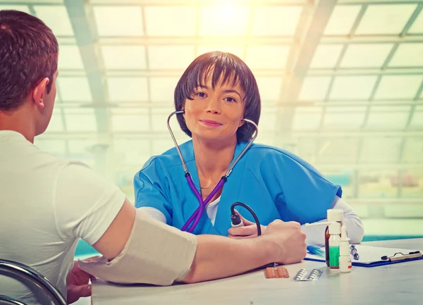 Kvinnlig läkare med patient — Stockfoto