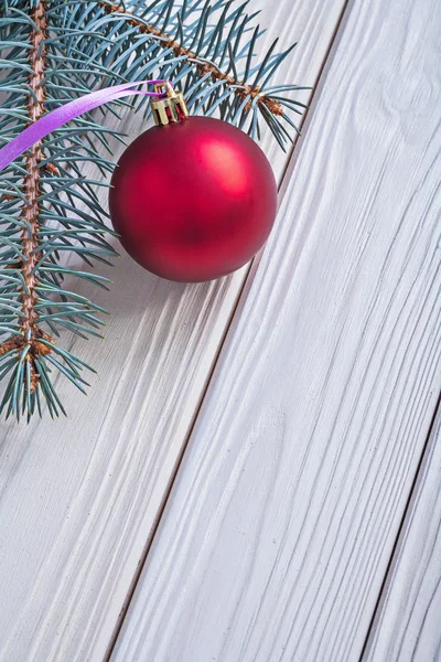 Bola de Natal e ramo pinetree — Fotografia de Stock