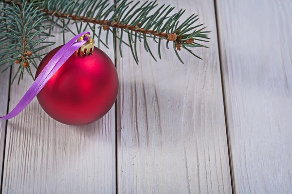 Bola de Navidad y rama de pinetree — Foto de Stock