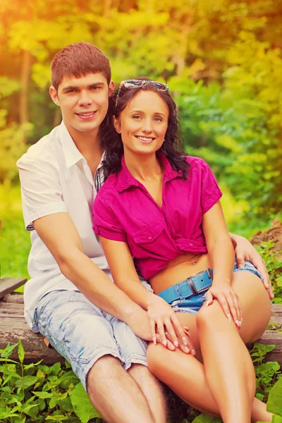 Sonriente pareja y mirando a la cámara — Foto de Stock