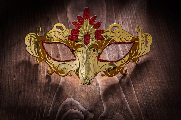 Золотая карнавальная маска — стоковое фото