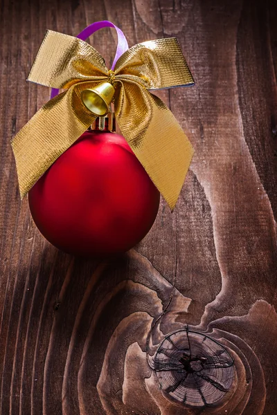 Gold colored christmas bow and red bauble — Stock Photo, Image