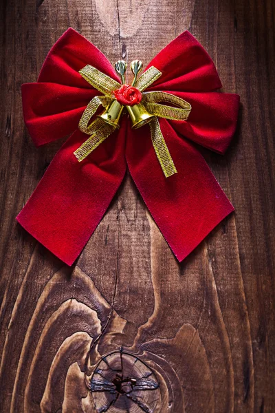 Hermoso arco rojo de Navidad con cinta de oro — Foto de Stock