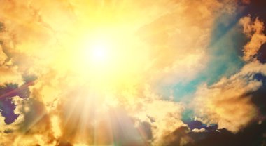 Parlak gökyüzü güneş ile