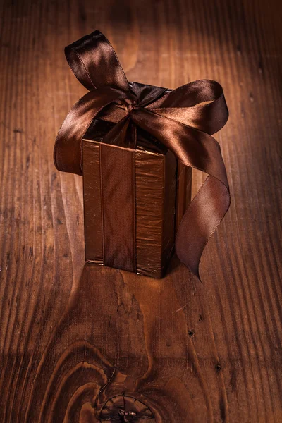 Klassieke geschenkdoos met strik — Stockfoto