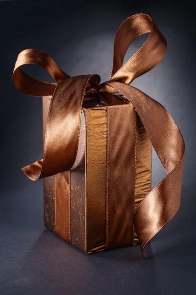 Классическая коробка подарков с луком — стоковое фото