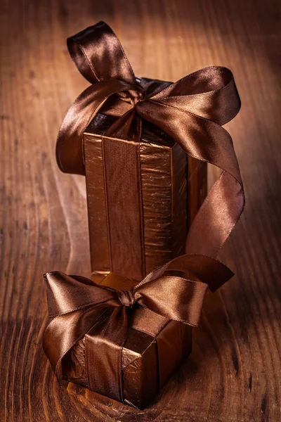 Dos cajas de regalos con arcos —  Fotos de Stock
