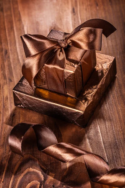 Zwei Geschenkboxen mit Schleifen — Stockfoto