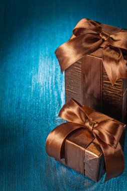 boşaltmak görüntü mavi boyalı eski ahşap iki kahverengi hediye kutusu 