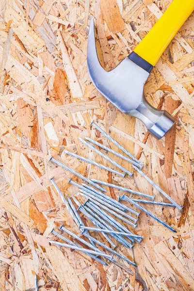 Klo hammare med naglar på plywood — Stockfoto