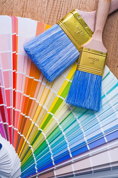 Paleta de colores y pinceles — Foto de Stock