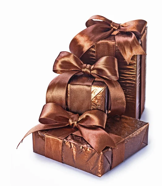 Три коричневі подарункові коробки — стокове фото