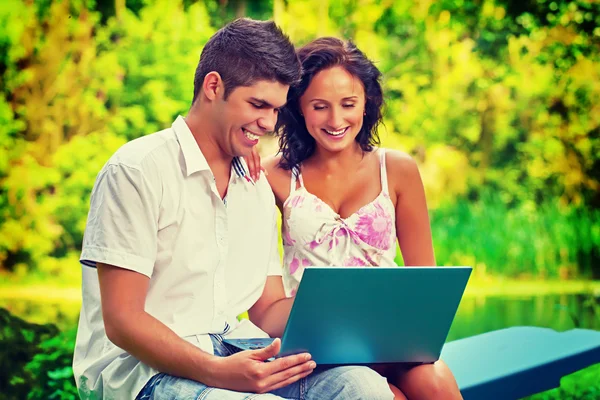 Paar sitzt mit Laptop — Stockfoto