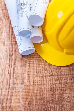 Beyaz planları ve sarı kask