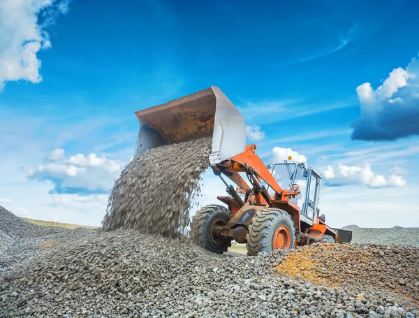 Bagger belädt Kies — Stockfoto