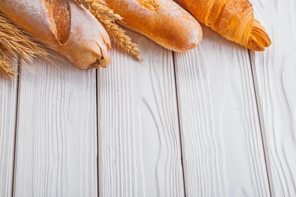 Baguetes e croissant, espigas de trigo — Fotografia de Stock