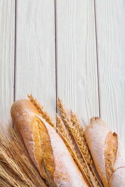 Baguettes et croissant, épis de blé — Photo