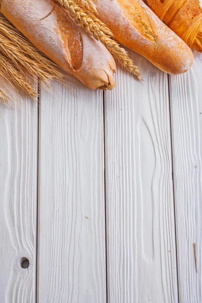 Baguettes et croissant, épis de blé — Photo