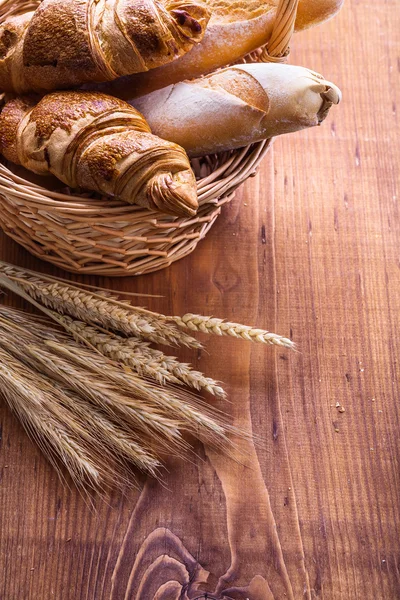 Baguettes et croissants dans le panier — Photo