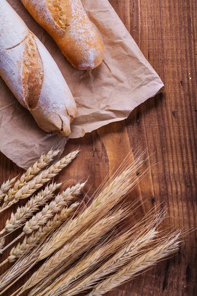 Baguette pada dan telinga gandum — Stok Foto
