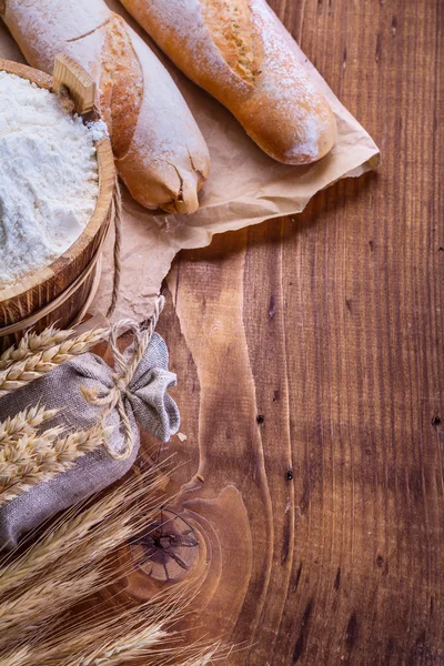 Bröd, mjöl i hink — Stockfoto