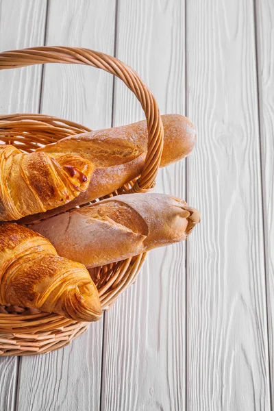 Baguette und Croissants im Korb — Stockfoto