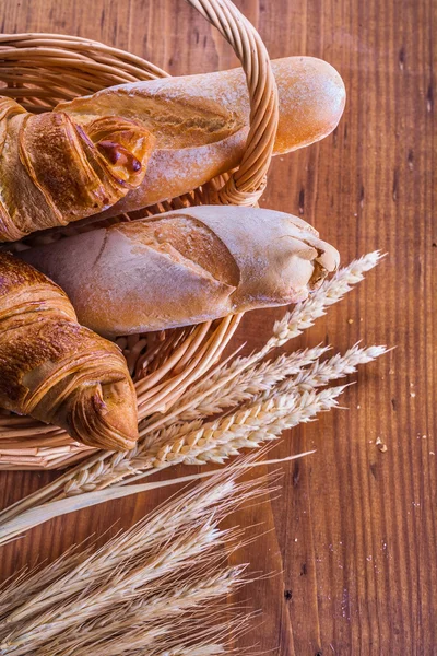 Baguette und Croissants im Korb — Stockfoto