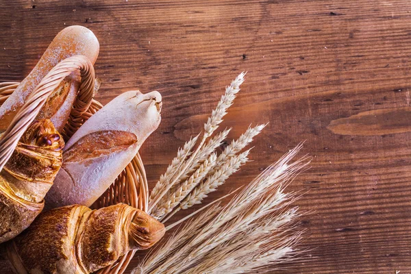 Baguettes y croissants en cesta —  Fotos de Stock