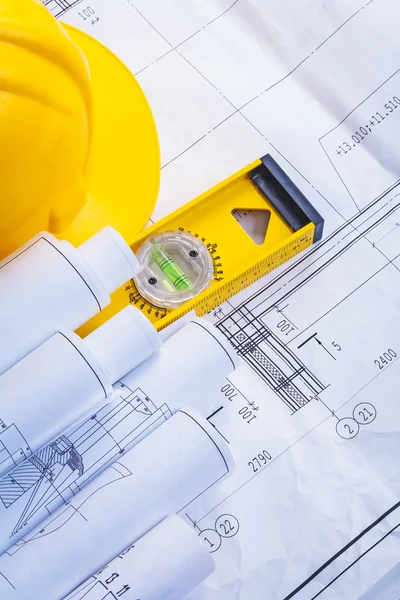 Construction level, helmet, blueprints — Stock Photo, Image